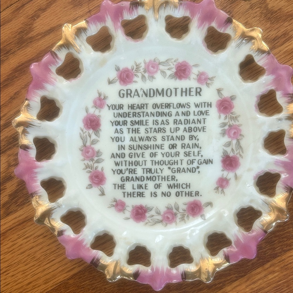 Brings vintage "grandmother" plate decor